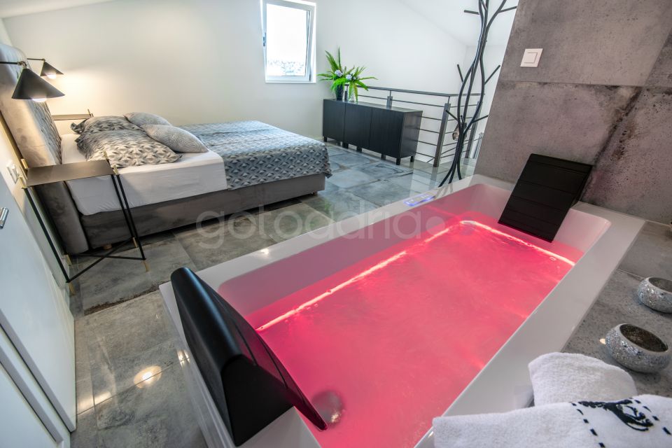 Rooftop Duplex + Whirlpool 