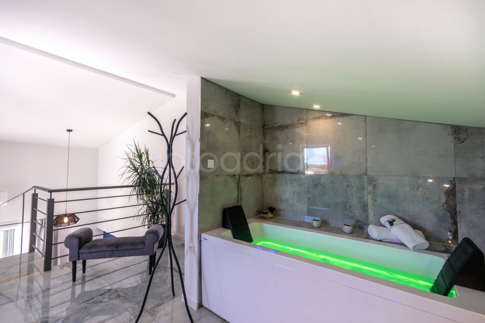 Rooftop Duplex + Whirlpool 