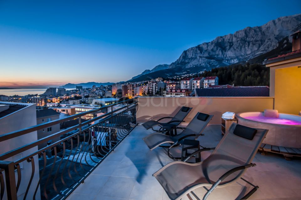 Penthouse Skytub in center