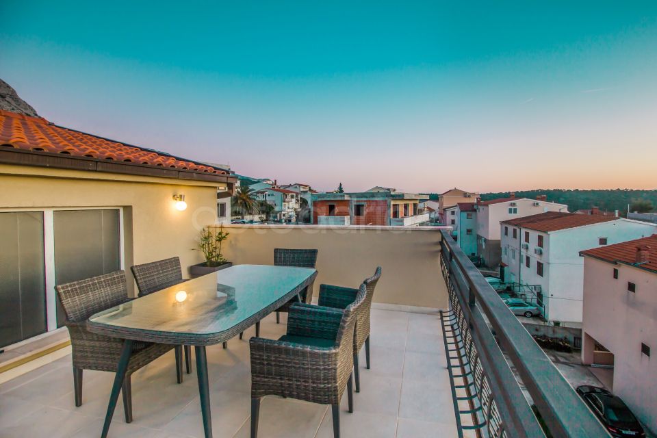 Penthouse Skytub in center