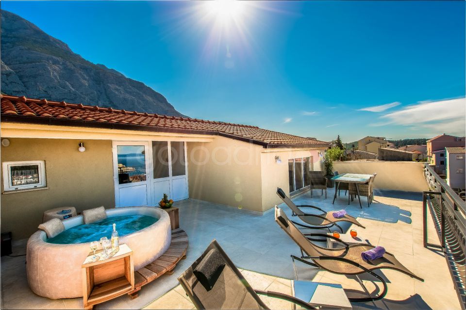 Penthouse Skytub in center