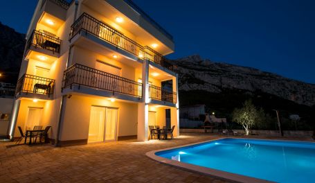 Apt with pool Matan I
