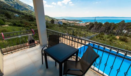 Apt with pool Matan I