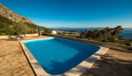 Apt with pool Matan II