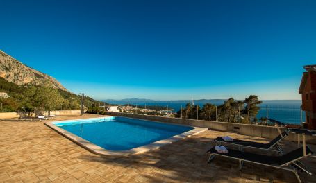 Apt with pool Matan II