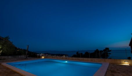 Apt with pool Matan V
