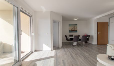 Seaview Apt Dammi V