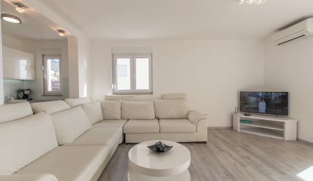 Seaview Apt Dammi V