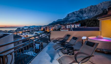 Penthouse Skytub in center