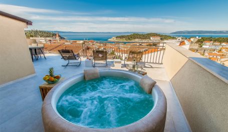 Penthouse Skytub in center