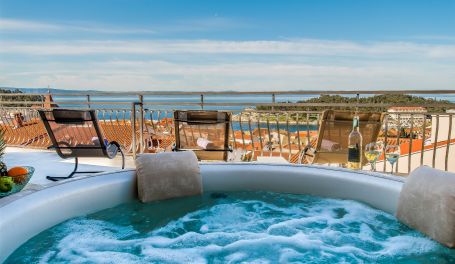 Penthouse Skytub in center