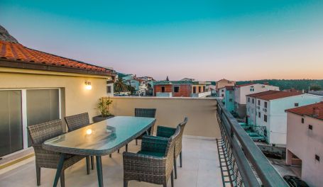 Penthouse Skytub in center