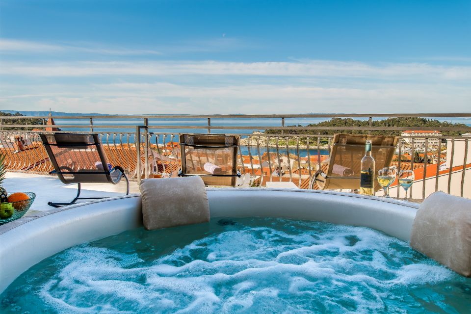 Penthouse Skytub in center