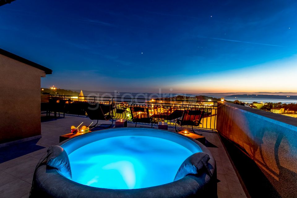 Penthouse Skytub in center